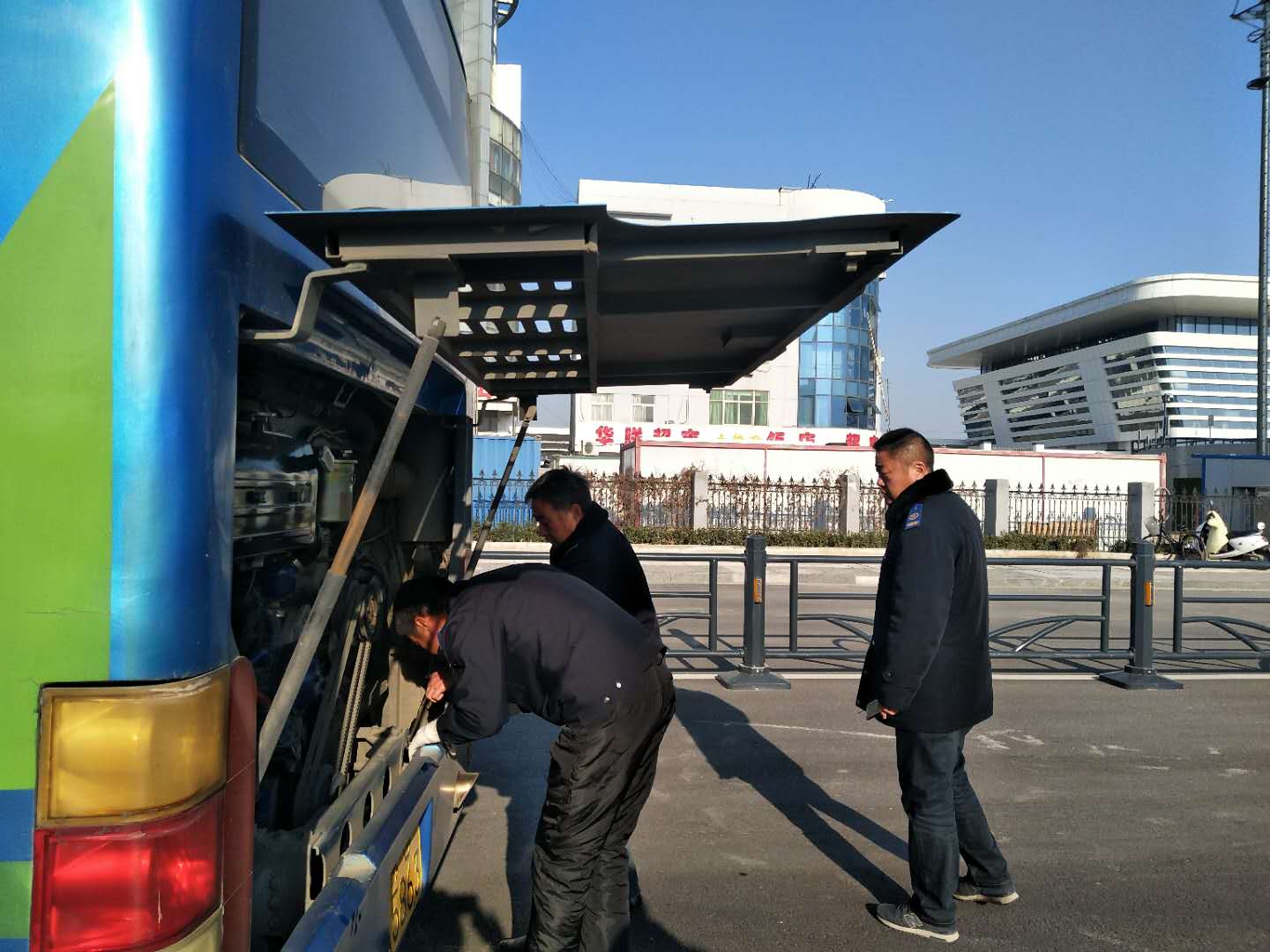 公交集團(tuán)公交事業(yè)一部開(kāi)展“守歲末、保安全、促服務(wù)”活動(dòng)